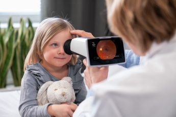 Optomed Lumo 3407 pediatric girl