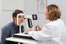 Optomed Lumo 3280 desktop doctor male eye